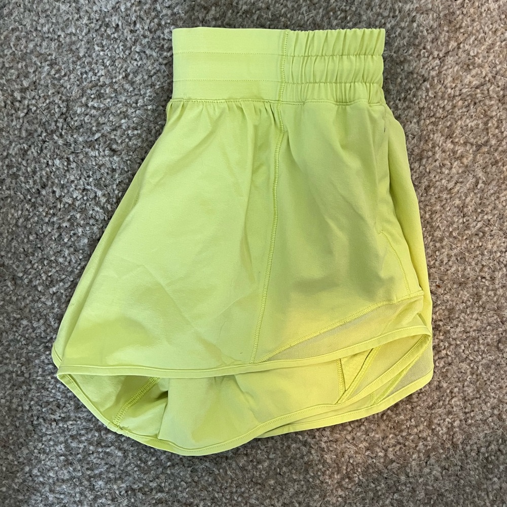 Lululemon Hotty hot shorts LR - Size 6 - Lemon Vibe - EUC
